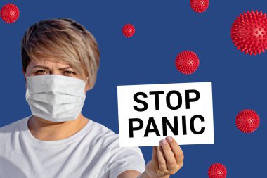 Yüzünde yazı olan maskeli kadın soyut kırmızı virüslü mavi arka planda paniği durdurun. Sosyal medyada Coronavirus Covid-19 hakkında haberleri ve yanlış bilgileri yaymak