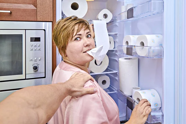Wanita Dengan Tisu Toilet Oleh Kulkas Tertangkap Suaminya Selama Makan — Stok Foto
