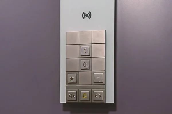 Zbliżenie przycisku w nowoczesnej windzie, — Zdjęcie stockowe