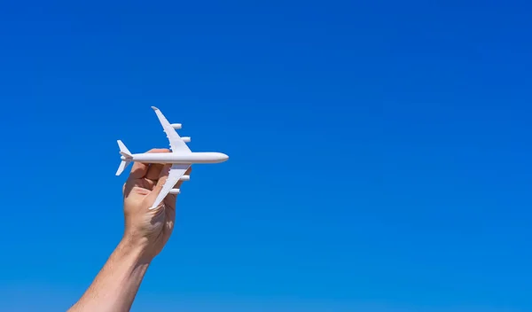 Aeronave Mão Masculina Contra Céu Azul Claro Proibição Voos Conceito — Fotografia de Stock