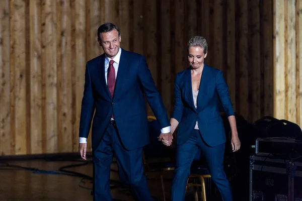 Lider muhalefetin Rus Alexei Navalny karısı Julia ile Kongresi'nde karargahı cumhurbaşkanlığı seçim kampanyası, Moskova, Rusya.