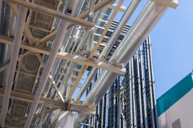 İçinde kimyasal üretim donanımları 