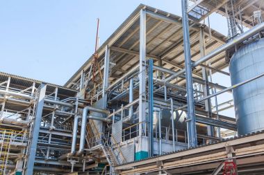 İçinde kimyasal üretim donanımları 