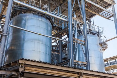 İçinde kimyasal üretim donanımları 