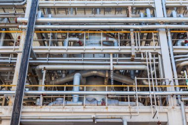 İçinde kimyasal üretim donanımları 