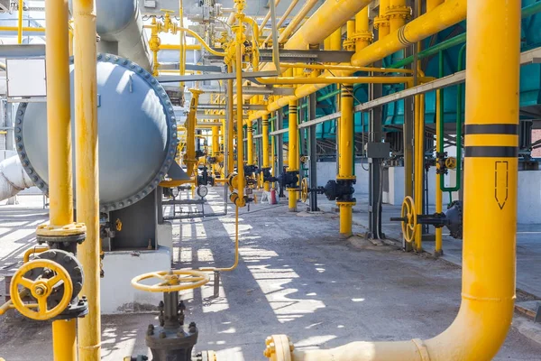 İçinde kimyasal üretim donanımları