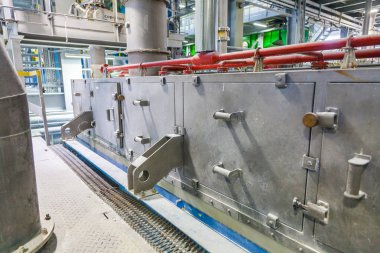 İçinde kimyasal üretim donanımları 