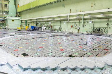 Reaktör odası. Nükleer reaktör kapak, ekipman bakım ve yedek reaktör yakıt elemanları.