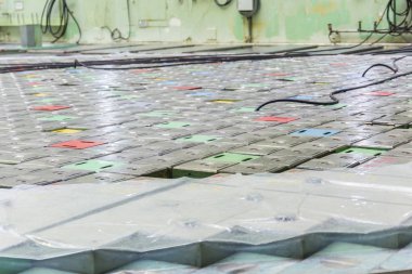 Reaktör odası. Nükleer reaktör kapak, ekipman bakım ve yedek reaktör yakıt elemanları.