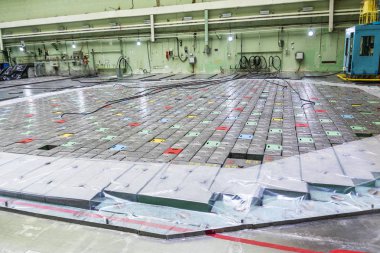 Reaktör odası. Nükleer reaktör kapak, ekipman bakım ve yedek reaktör yakıt elemanları.