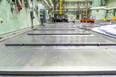 Reaktör odası. Nükleer reaktör kapak, ekipman bakım ve yedek reaktör yakıt elemanları.