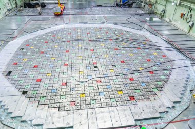 Reaktör odası. Nükleer reaktör kapak, ekipman bakım ve yedek reaktör yakıt elemanları.
