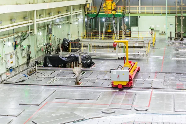 Sala de reactores. máquina de carga de combustible, mantenimiento de equipos y sustitución de los elementos combustibles del reactor . —  Fotos de Stock