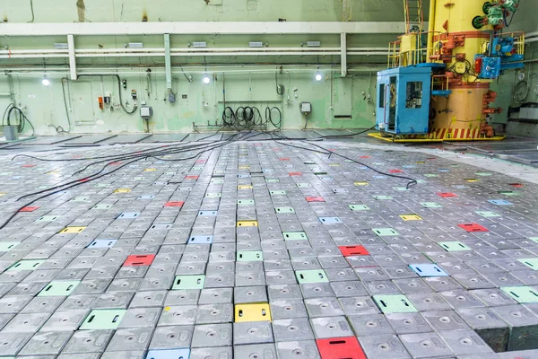 Sala de reactores. Tapa del reactor nuclear, mantenimiento de equipos y sustitución de los elementos combustibles del reactor . —  Fotos de Stock
