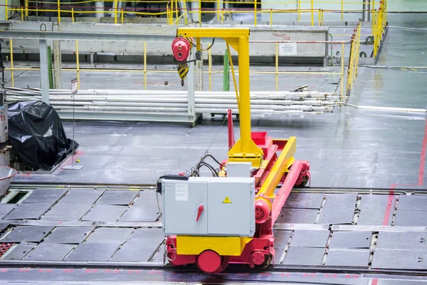 Sala de reactores. máquina de carga de combustible, mantenimiento de equipos y sustitución de los elementos combustibles del reactor . —  Fotos de Stock