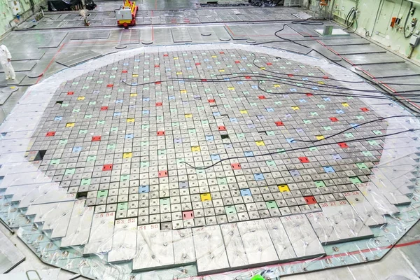 Reaktör odası. Nükleer reaktör kapak, ekipman bakım ve yedek reaktör yakıt elemanları.