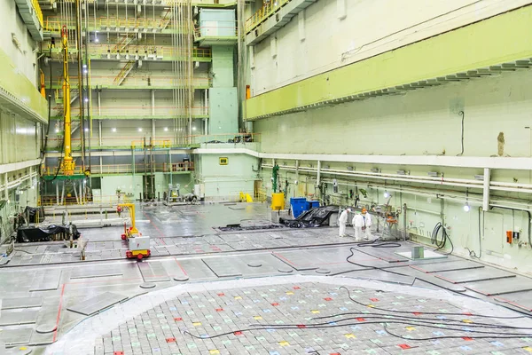 Sala de reactores. Tapa del reactor nuclear, mantenimiento de equipos y sustitución de los elementos combustibles del reactor . —  Fotos de Stock