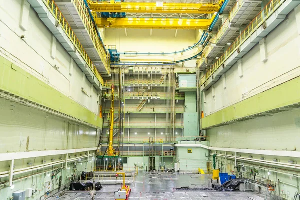 Реакторна кімната. Кришка ядерного реактора, обслуговування обладнання та заміна паливних елементів реактора . — стокове фото