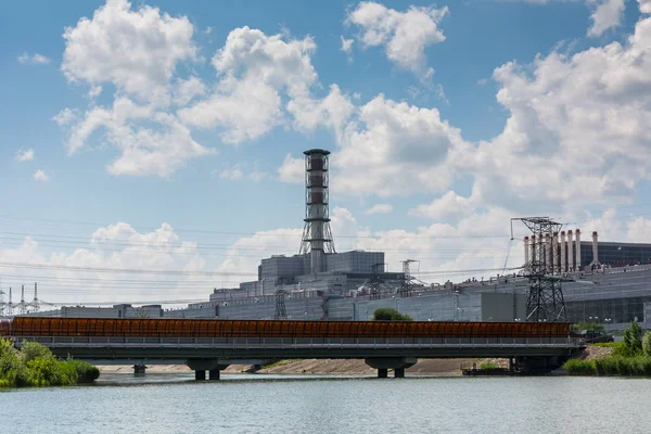 Dammen svalare vid kärnkraftverk — Stockfoto