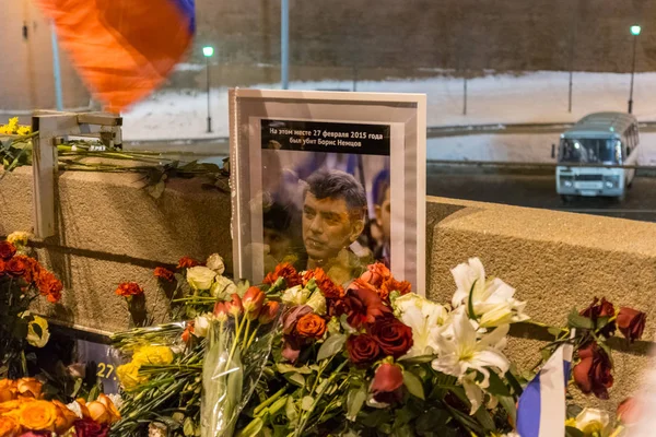 Február 25, 2018, Oroszország, Moscow. Emlékmű Boris Nemcov Moszkva központjában, Bolshoy Moskovretsky Bridge, Oroszország. — Stock Fotó