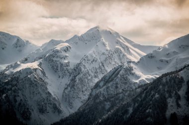 Dağ doruklarına beyaz sochi kışın kar.
