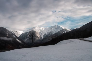 Dağ doruklarına beyaz sochi kışın kar.
