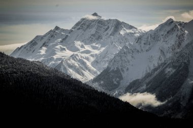 Dağ doruklarına beyaz sochi kışın kar.