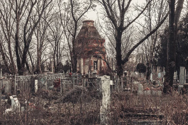 Antiche lapidi cimiteriali monumenti di angeli misticismo misterioso spiriti fantasma portare la morte — Foto Stock