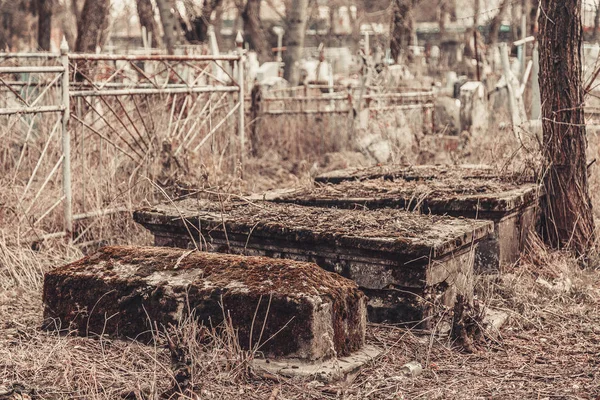 Ancien cimetière pierres tombales monuments des anges mystique mystère esprits fantômes apporter la mort — Photo