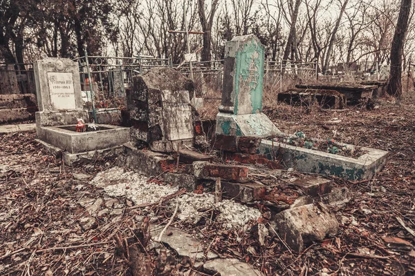 Ancien cimetière pierres tombales monuments des anges mystique mystère esprits fantômes apporter la mort — Photo