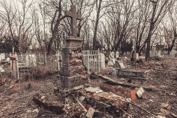 Ancient cemitério lápides monumentos de anjos misticismo mistério espíritos fantasma trazer a morte — Fotografia de Stock