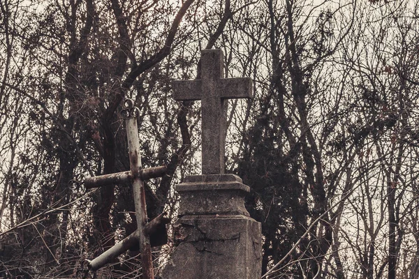 Ancient cemitério lápides monumentos de anjos misticismo mistério espíritos fantasma trazer a morte — Fotografia de Stock