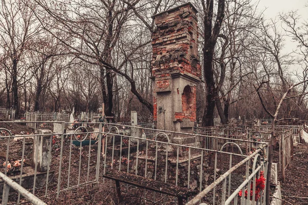 Ancient cemitério lápides monumentos de anjos misticismo mistério espíritos fantasma trazer a morte — Fotografia de Stock
