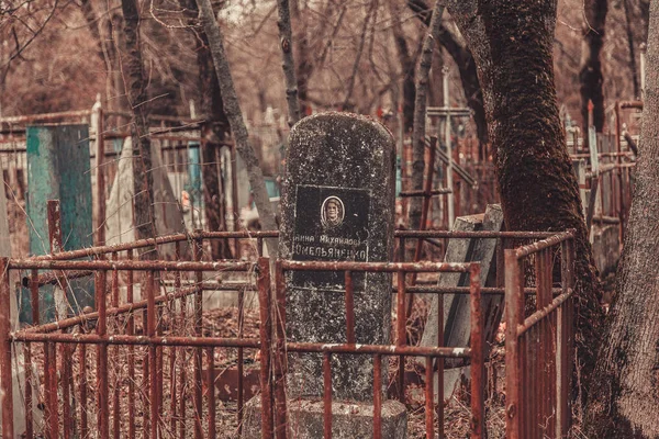 Ancien cimetière pierres tombales monuments des anges mystique mystère esprits fantômes apporter la mort — Photo