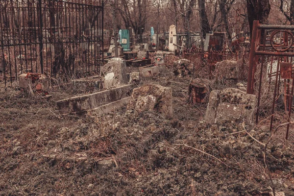Antiguo cementerio lápidas monumentos de ángeles misticismo espíritus fantasmas misteriosos traer la muerte — Foto de Stock