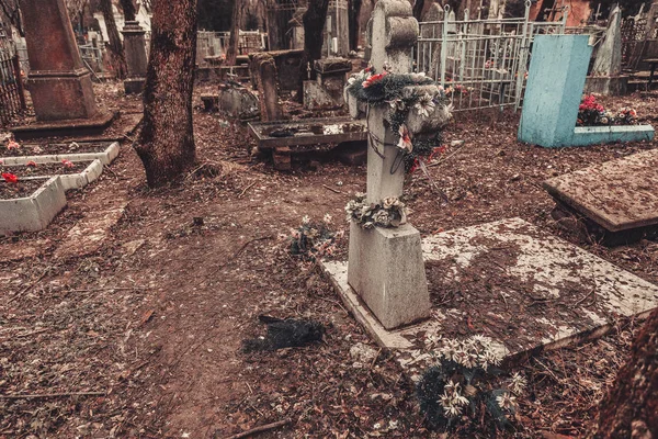 Ancient cemitério lápides monumentos de anjos misticismo mistério espíritos fantasma trazer a morte — Fotografia de Stock