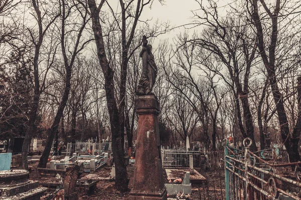 Eski mezarlık mezar taşları anıtlar melekler Tasavvuf gizemli hayalet ruhlar ölüm getirmek — Stok fotoğraf