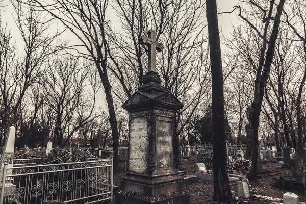 Antyczny cmentarz nagrobki pomniki aniołów mistycyzm tajemnicę ghost duchów sprowadzić śmierć — Zdjęcie stockowe