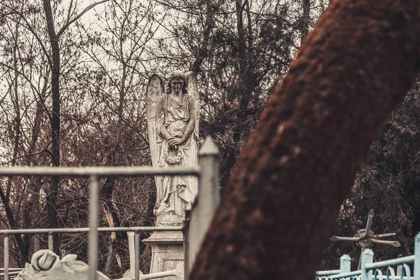 Ancient cemitério lápides monumentos de anjos misticismo mistério espíritos fantasma trazer a morte — Fotografia de Stock
