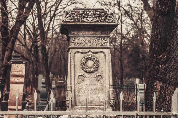 Ancient cemitério lápides monumentos de anjos misticismo mistério espíritos fantasma trazer a morte — Fotografia de Stock