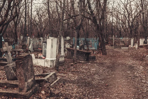 Antyczny cmentarz nagrobki pomniki aniołów mistycyzm tajemnicę ghost duchów sprowadzić śmierć — Zdjęcie stockowe