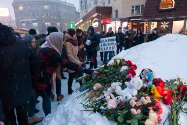 27 Mart 2018, Rusya, Voronezh: Kemerovo alışveriş merkezinde yangın kurbanları anısına eylem.