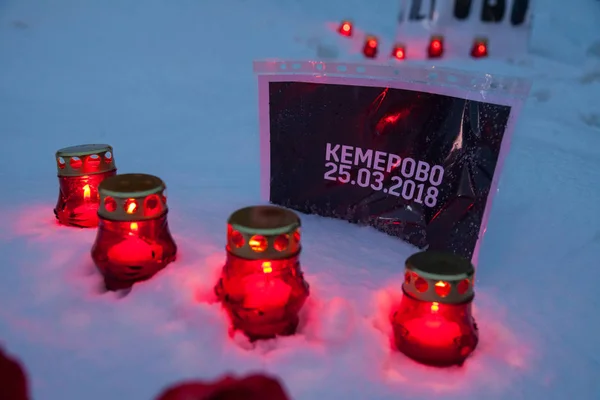 27 Mart 2018, Rusya, Voronezh: Kemerovo alışveriş merkezinde yangın kurbanları anısına eylem.