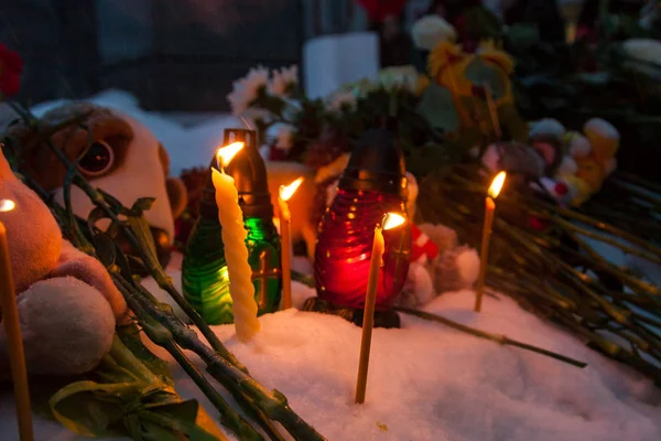 27 Mart 2018, Rusya, Voronezh: Kemerovo alışveriş merkezinde yangın kurbanları anısına eylem.