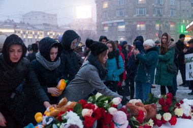 27 Mart 2018, Rusya, Voronezh: Kemerovo alışveriş merkezinde yangın kurbanları anısına eylem.