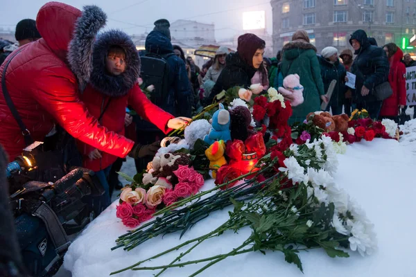 2018. március 27., Oroszország, Voronezh: az intézkedés a tűz a bevásárlóközpont Kemerovo áldozatainak állít emléket. — Stock Fotó