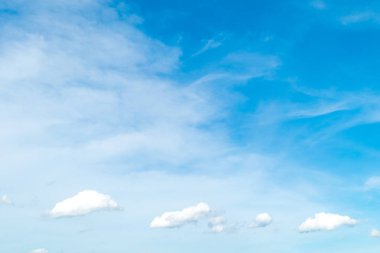 bulut ile mavi gökyüzü. Cennet arka plan.