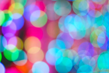 Siyah arkaplanda renkli ışık bokeh.