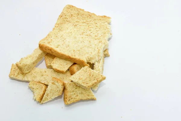 Sneetje brood op witte achtergrond. Owner voedsel. — Stockfoto