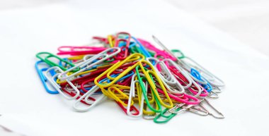 Beyaz arka plan üzerinde renkli ataç.